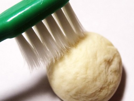樹脂粘土使用の場合は歯ブラシで強めに質感を付ける