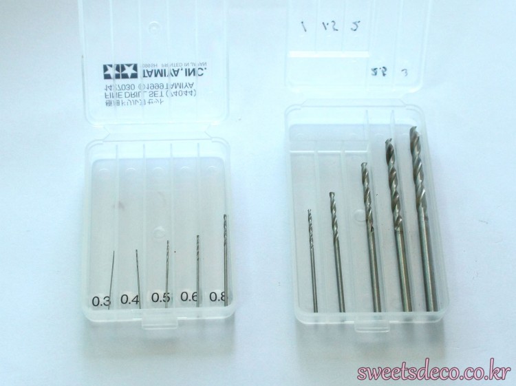 왼쪽：TAMIYA Fine Drill Set<br/>오른쪽： TAMIYA Basic Drill Set