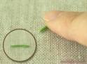 ⑫ 2mm玉を人差し指で転がし細長い棒状にする<br>※長さは適当でよく1.5cmほどで十分